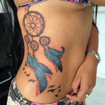  Tatouage attrape rêve avec des plumes bleues et des oiseaux sur les côtes